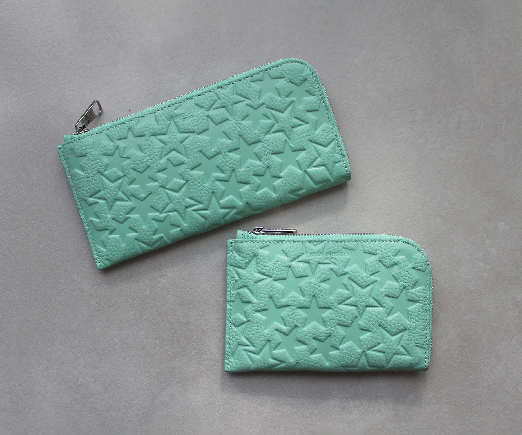 サロンドアルファード2026限定色ティールグリーン（サイズ違いは別ページにて販売中）。 2025〜2026年のトレンドカラー として注目されており、上質さ・知性・サステナブルな価値観を表現できる色味として支持されています。