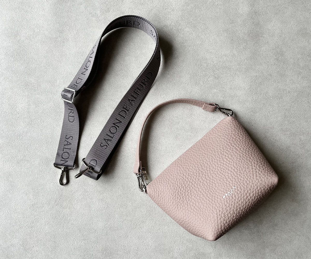 舟形フォルムの美しさと極上の手触り。洗練と機能美を纏う2WAYバッグ