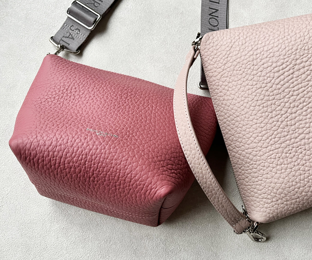 手に馴染むダブルフェイスレザーのハンドルで、ハンド持ちも心地よく