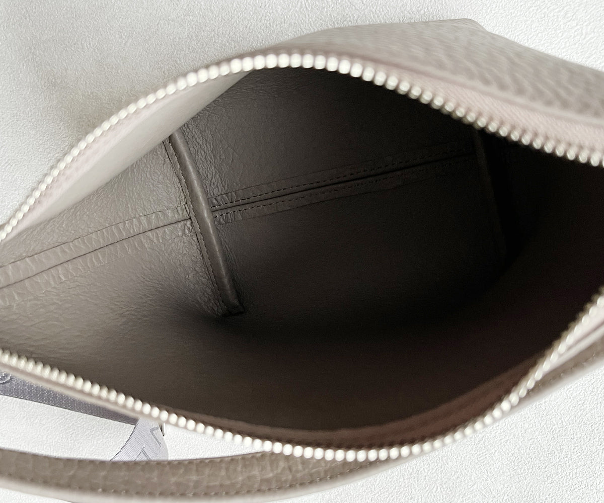 内生地のない設計で、ダブルフェイスレザーの美しさをそのまま