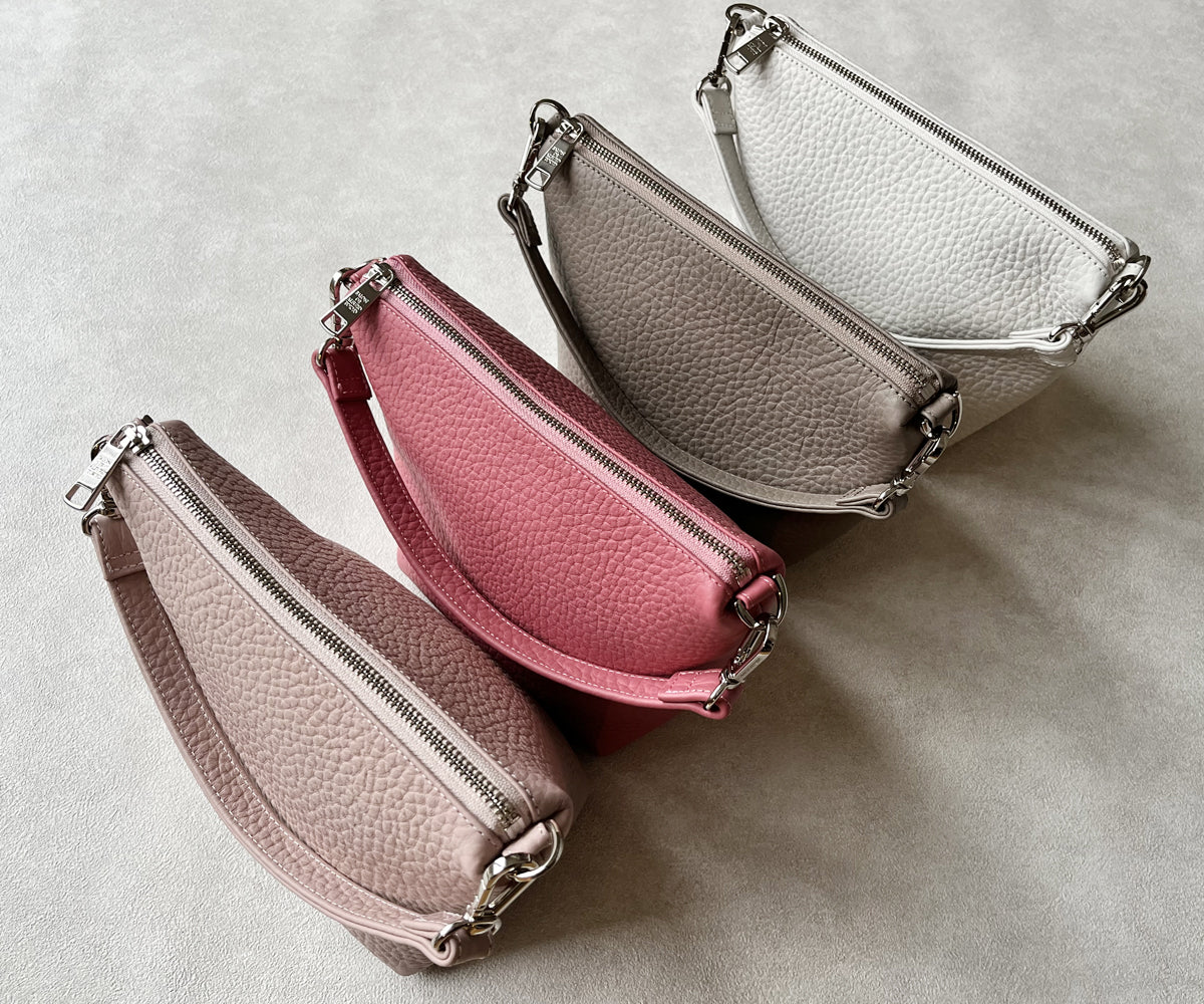 間口はファスナー仕様でしっかりクローズ。外出時も安心の設計です