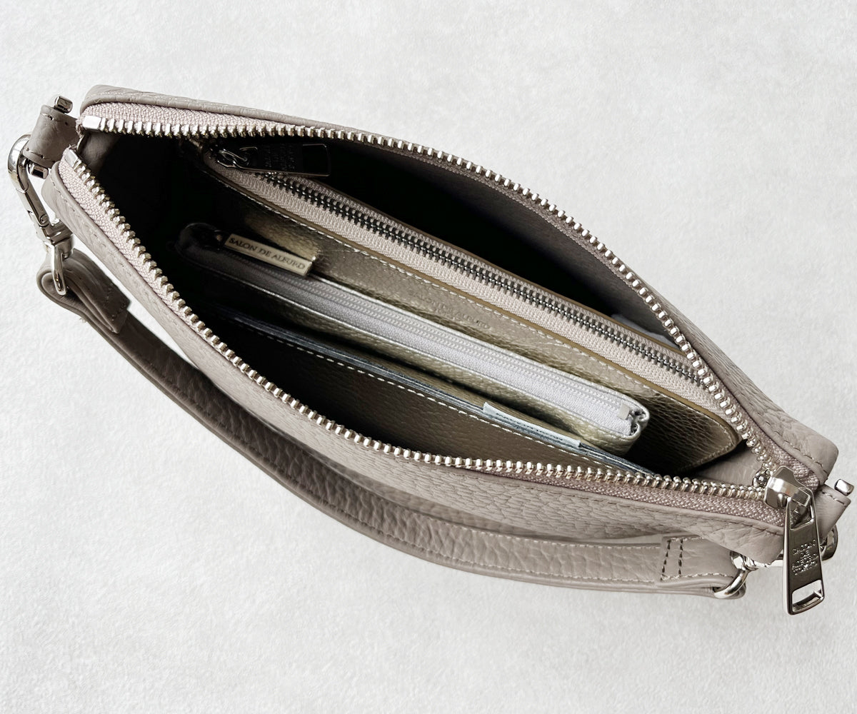 必需品をすっきり収納。※長財布は少し斜めに入れることで収納可能です　※写真はイメージです