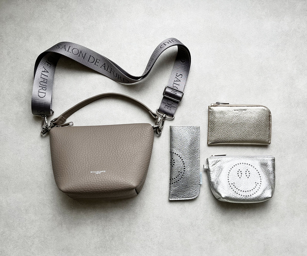 ミニ財布やポーチなど、必要な小物を美しくまとめられる、安心の収納力　※写真はイメージです