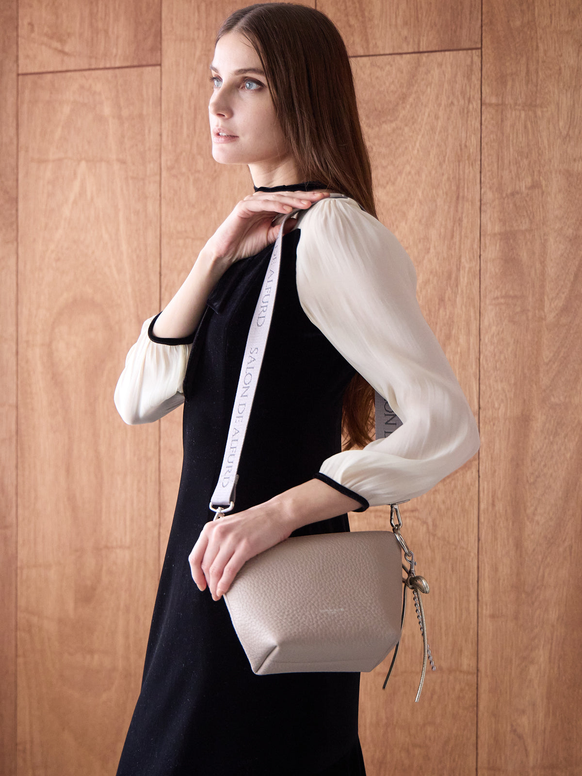 モデル着用カラー：ミルクティ
※※幅広ショルダーの仕様は、実際の商品と異なります
※チャームは別売です