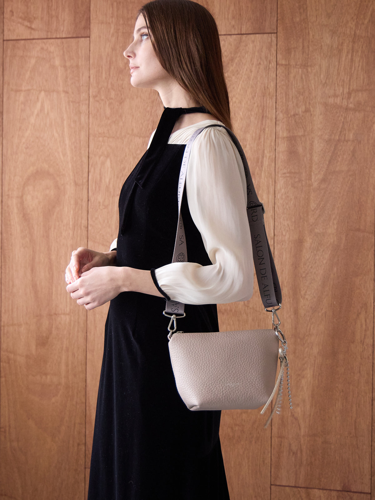 モデル着用カラー：ミルクティ
※※幅広ショルダーの仕様は、実際の商品と異なります
※チャームは別売です