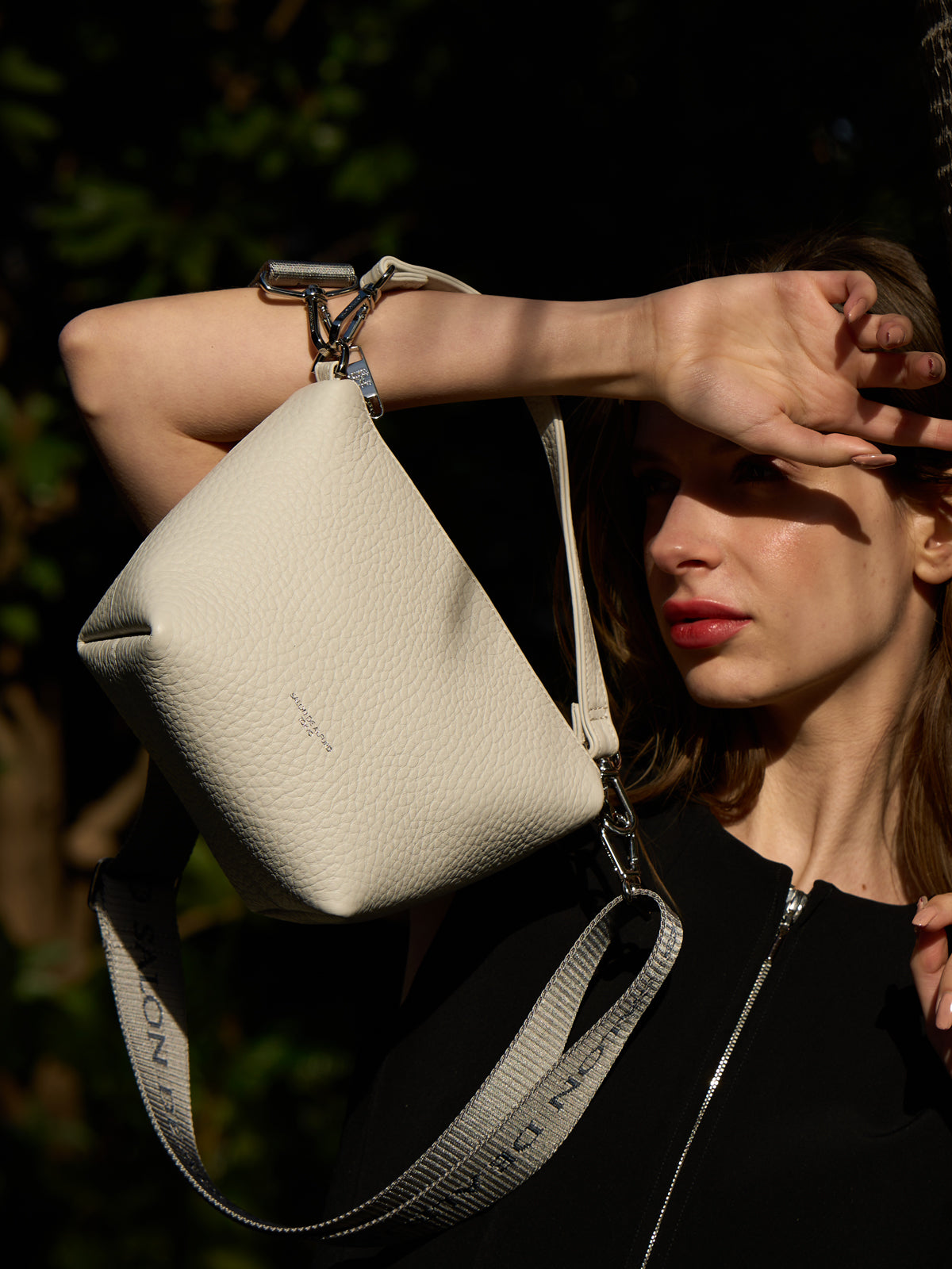 モデル着用カラー：アイボリー
※幅広ショルダーの仕様は、実際の商品と異なります