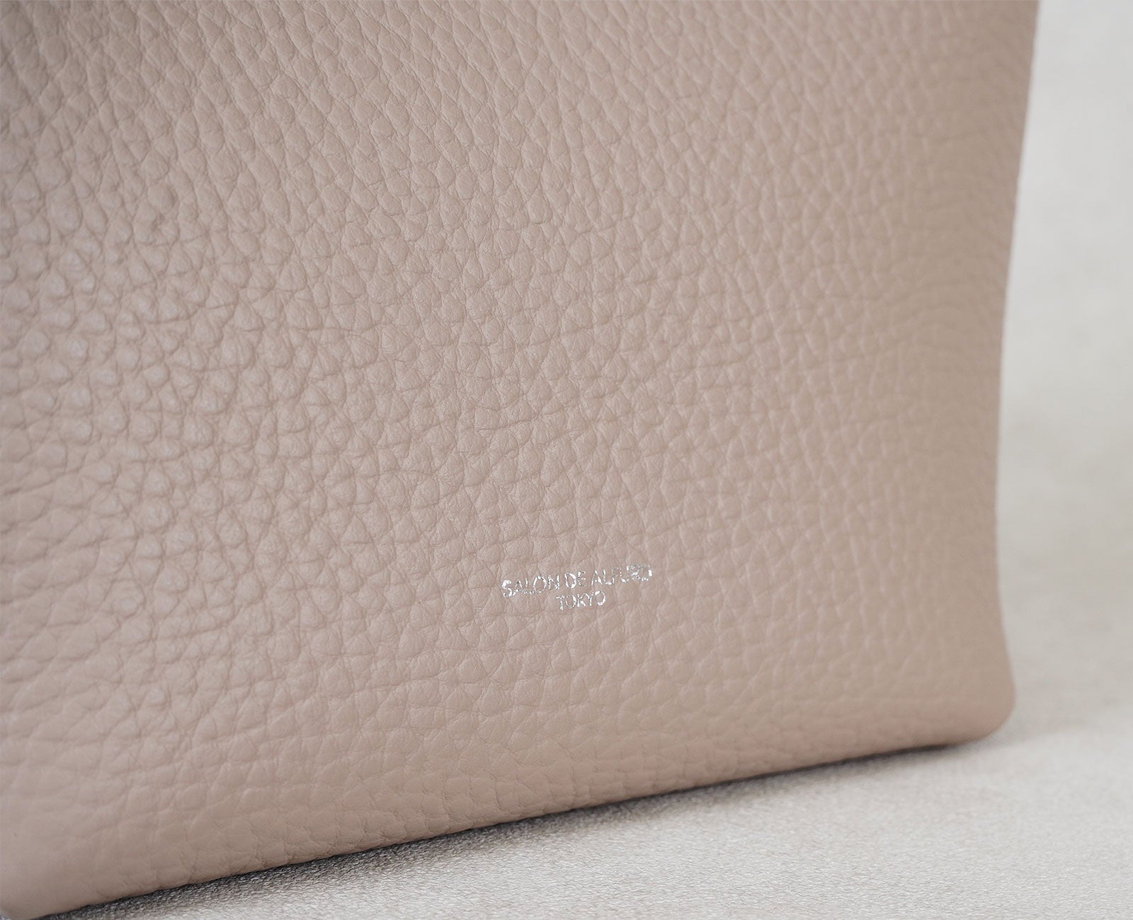 優雅な気分を叶える、イタリア製シュリンク型押しダブルフェイスレザーを使用