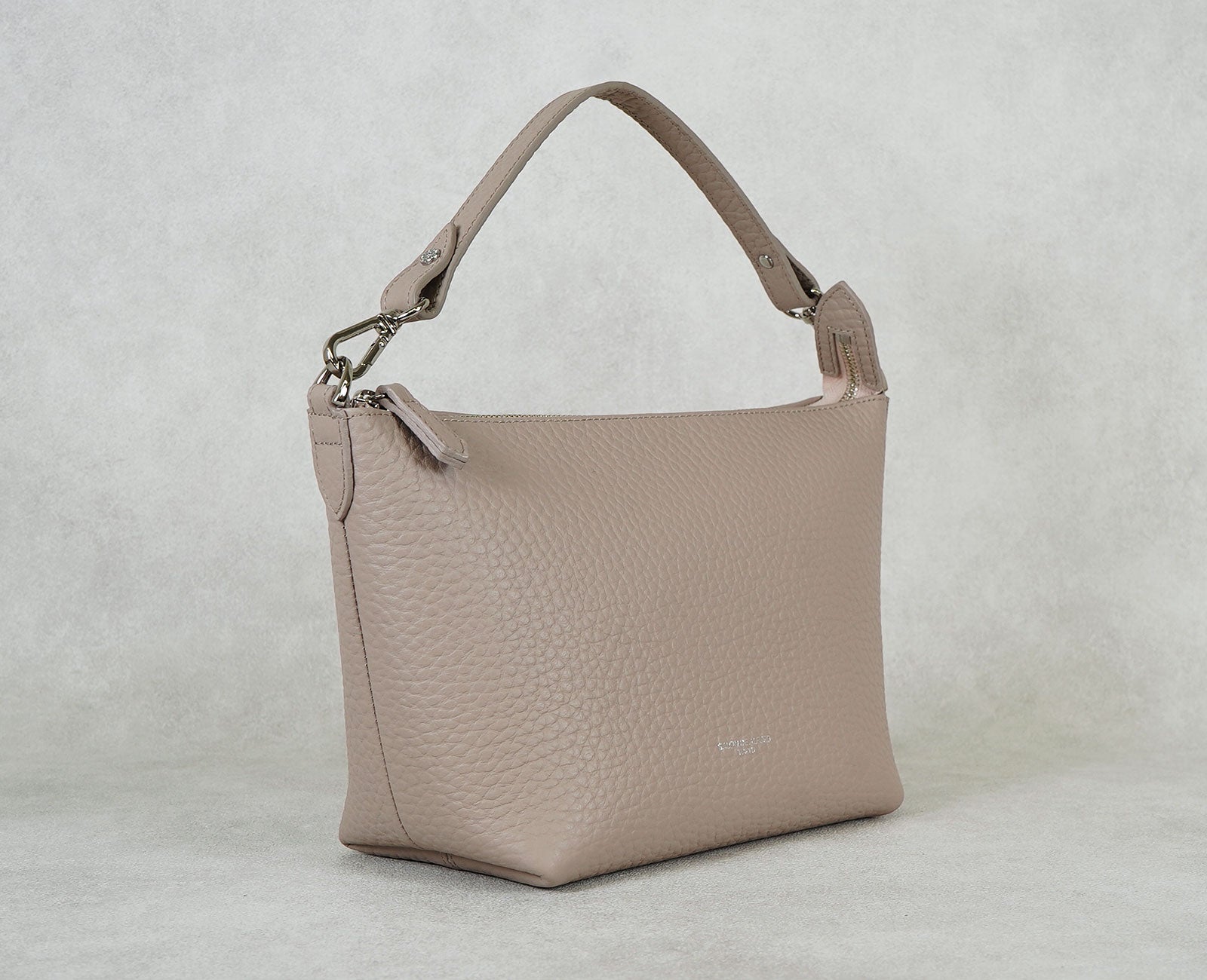 ゆったりとした舟形フォルムが、ハンドでも斜め掛けでも優しい印象に