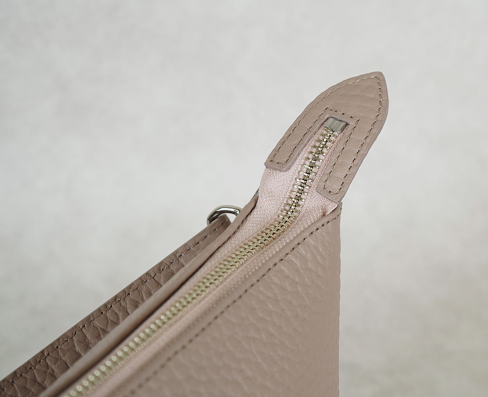 金具まわりや引き手のレザーに角を持たせ、さりげなくスタイリッシュに