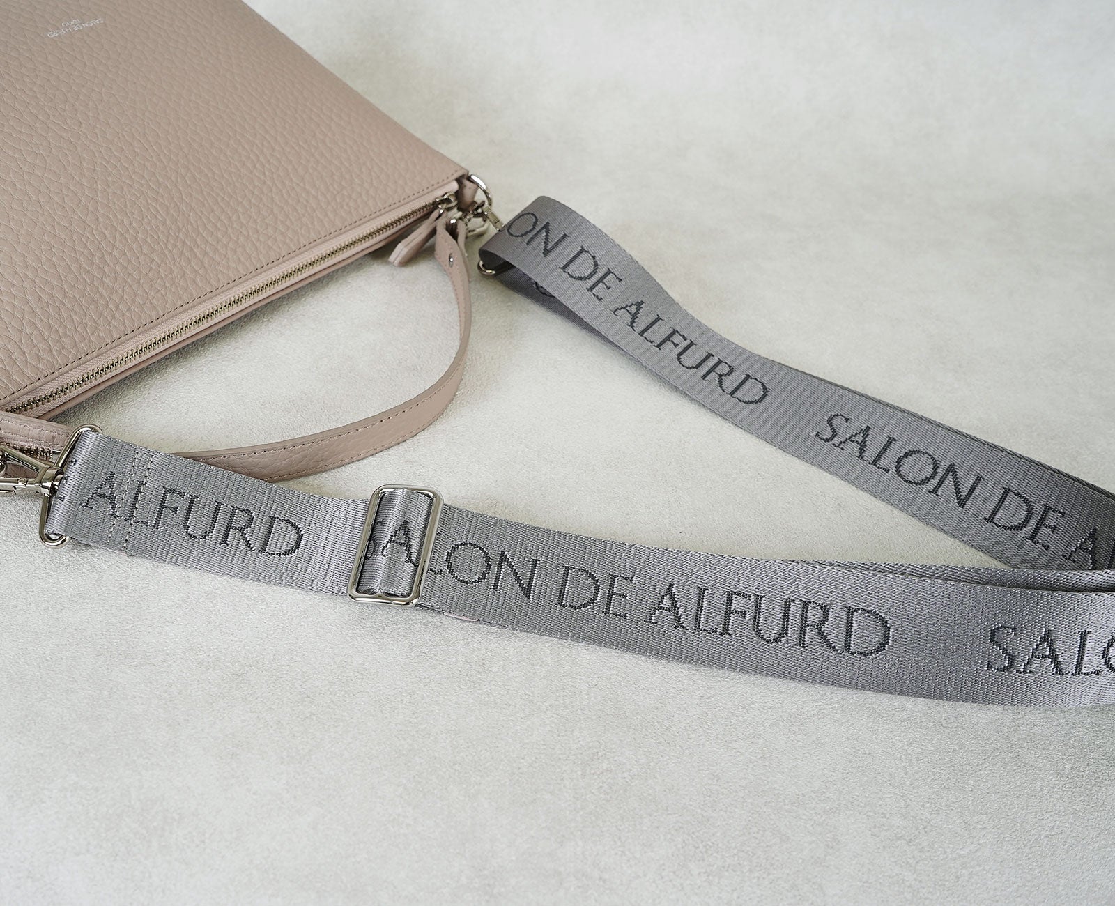 高級感を追求したショルダーストラップ