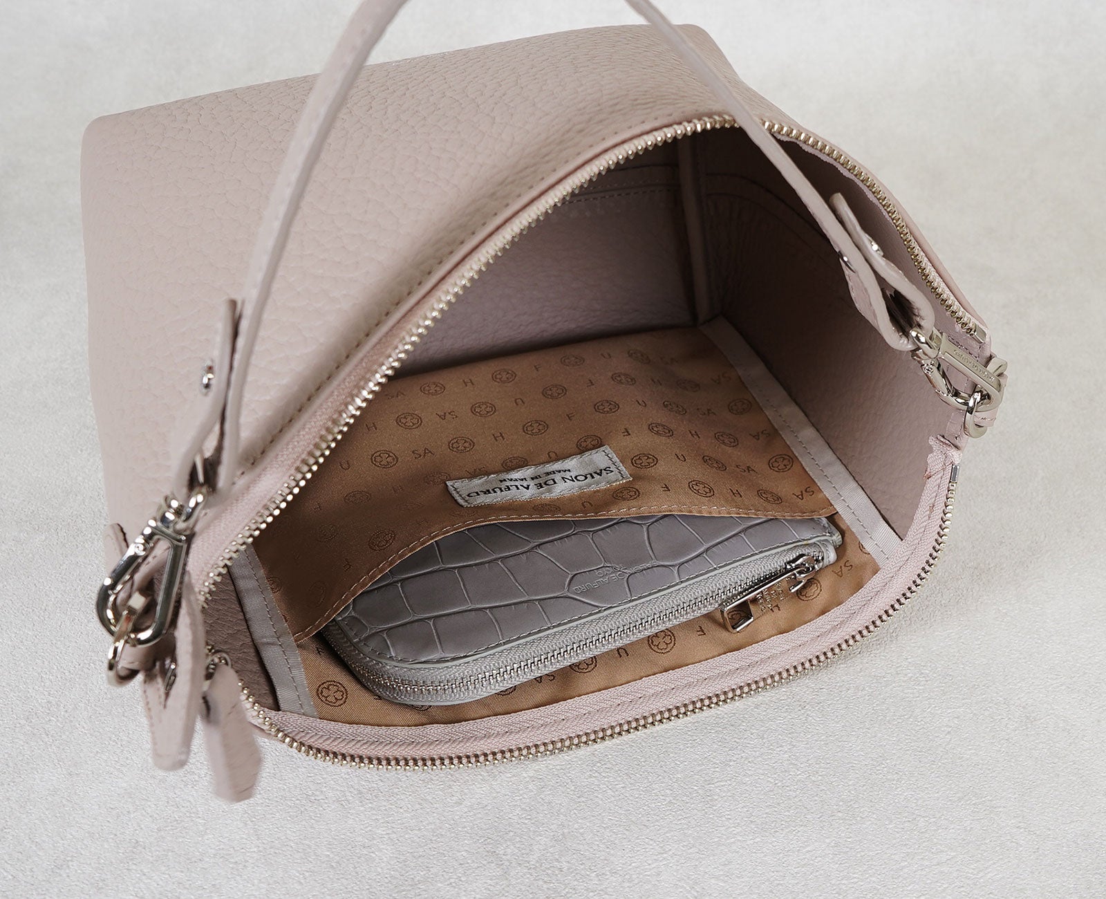 ミニ財布も収まるオープンポケット付き。貴重品や鍵などの小物をスマートに収納できます