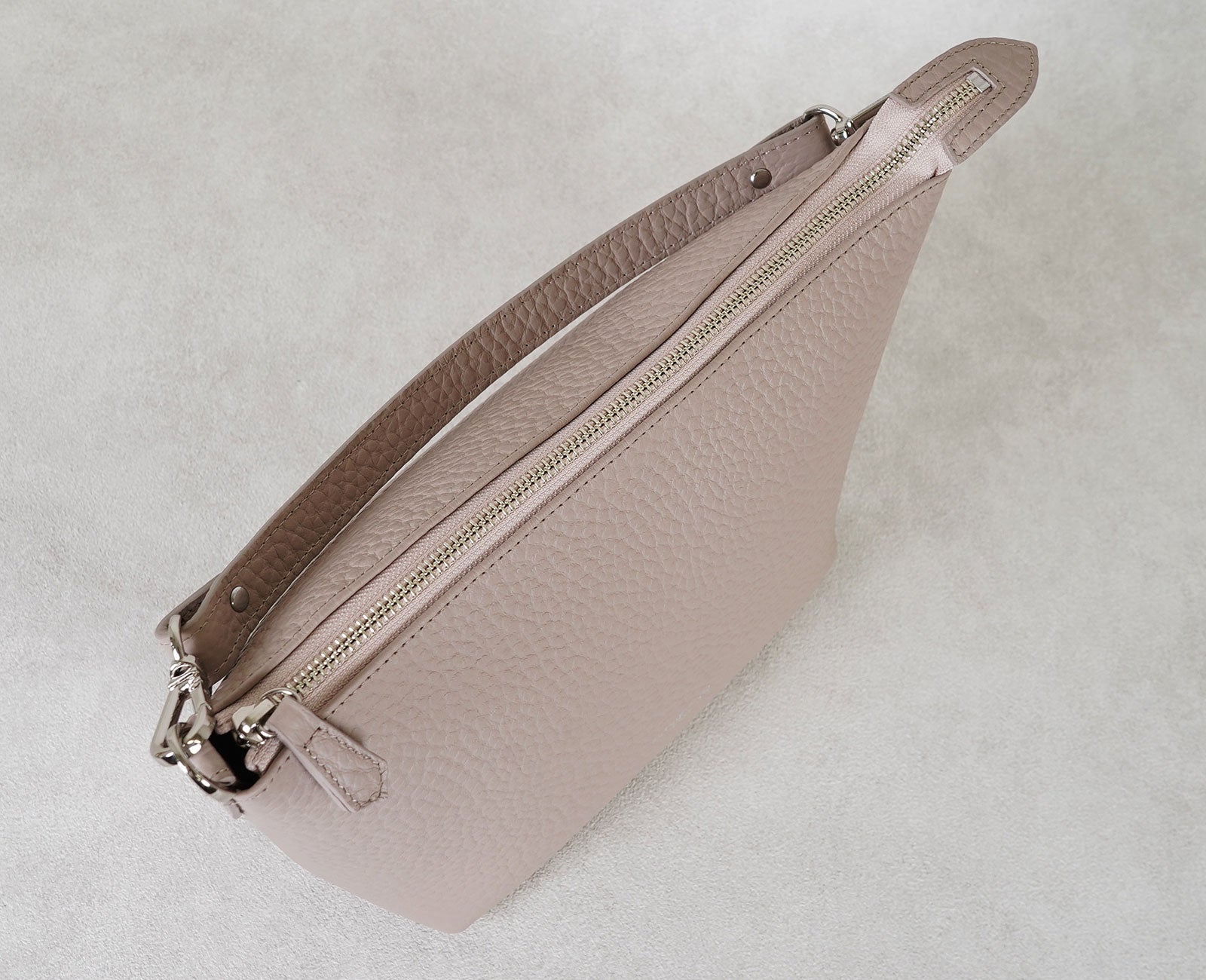 間口はファスナーでしっかり閉じられ、防犯面でも安心です