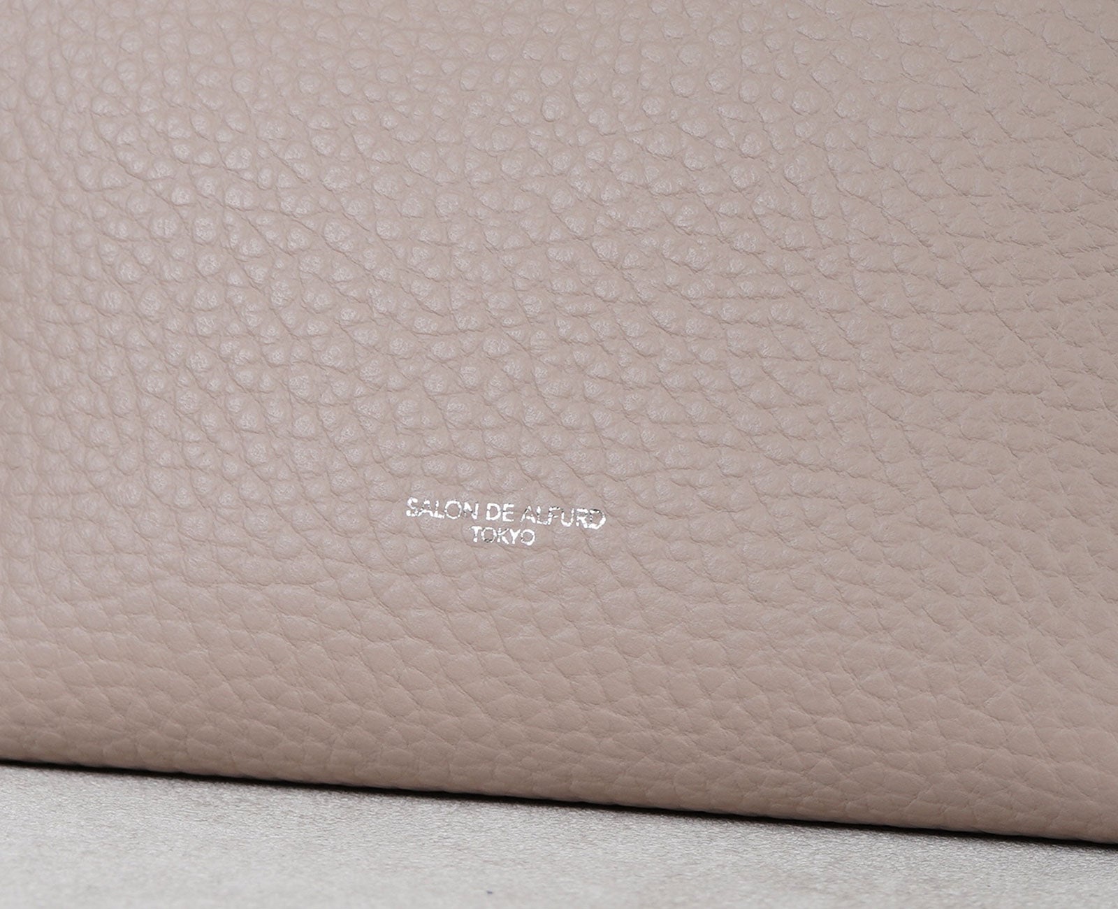 銀色の箔でさりげなく、サロンドアルファードのロゴをあしらいました