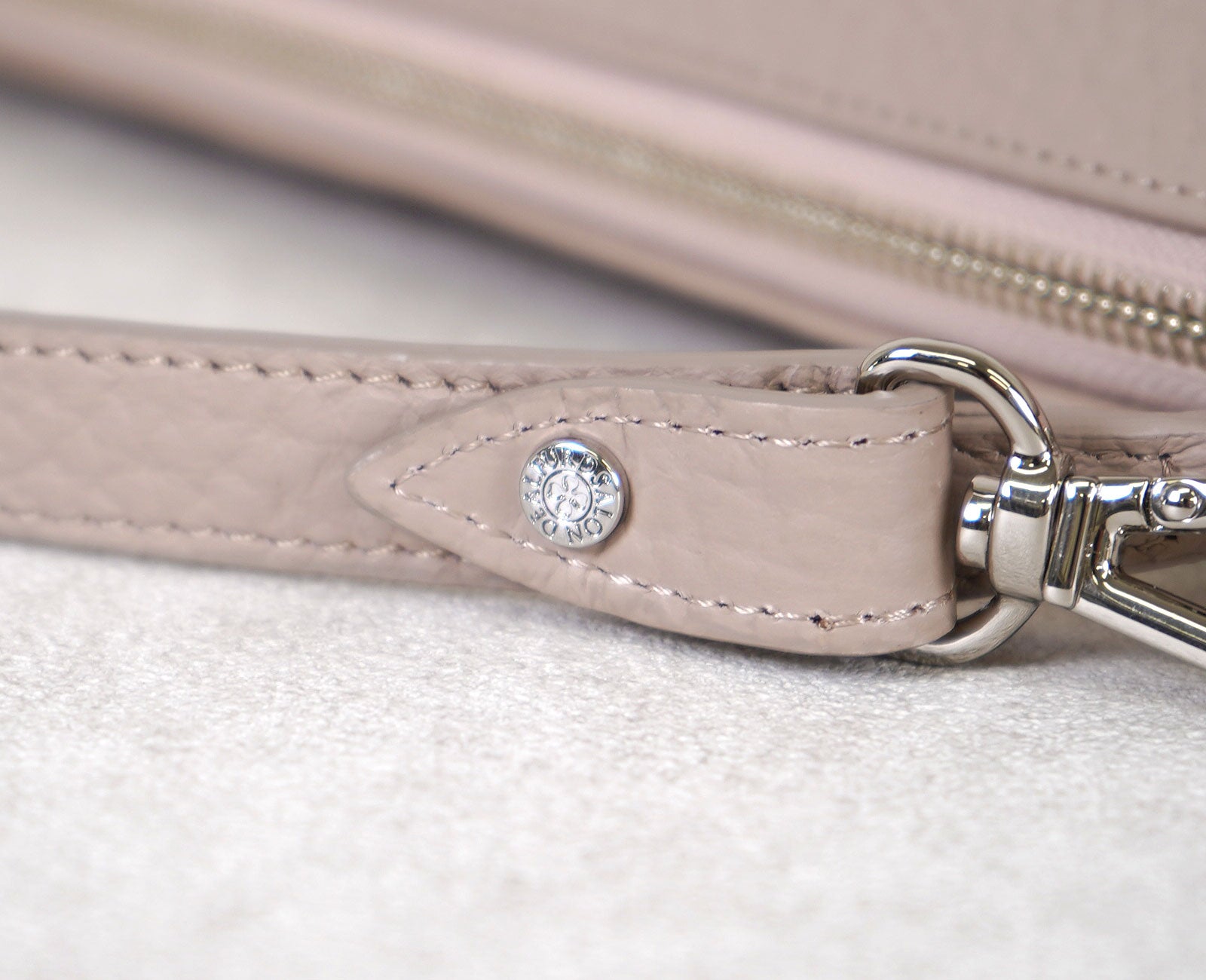 幸運の象徴・四つ葉のクローバーをモチーフにした、サロンドアルファードオリジナルのスナップボタン