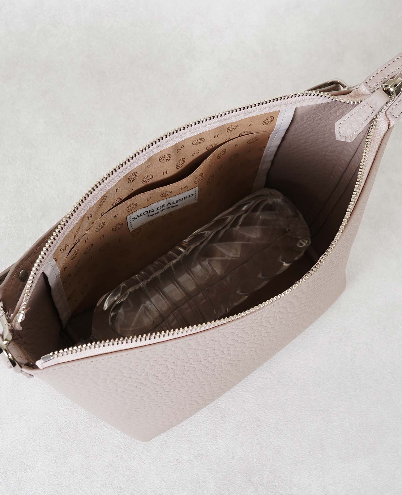 500mlのペットボトルも横にして余裕で収納可能