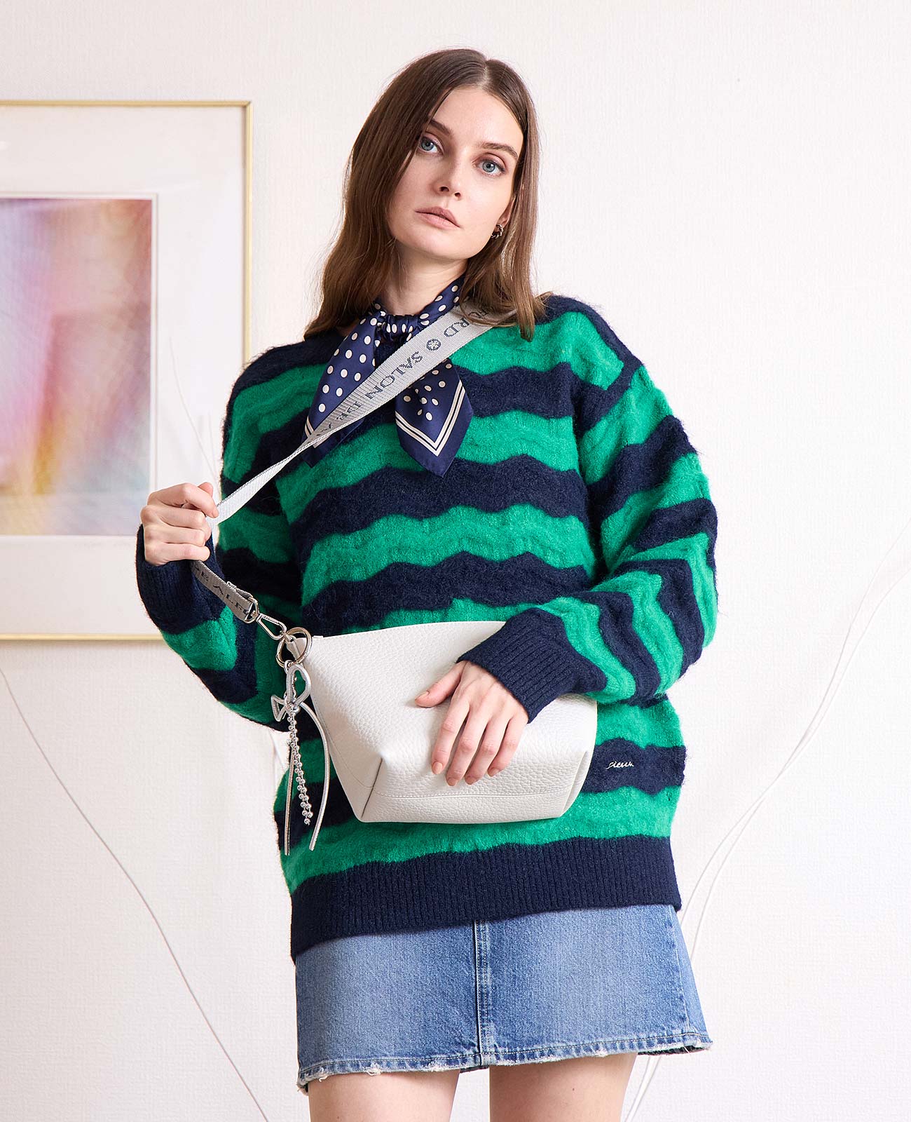 モデル着用カラー：アイボリー ※ショルダーの仕様が異なります。チャームは別売です