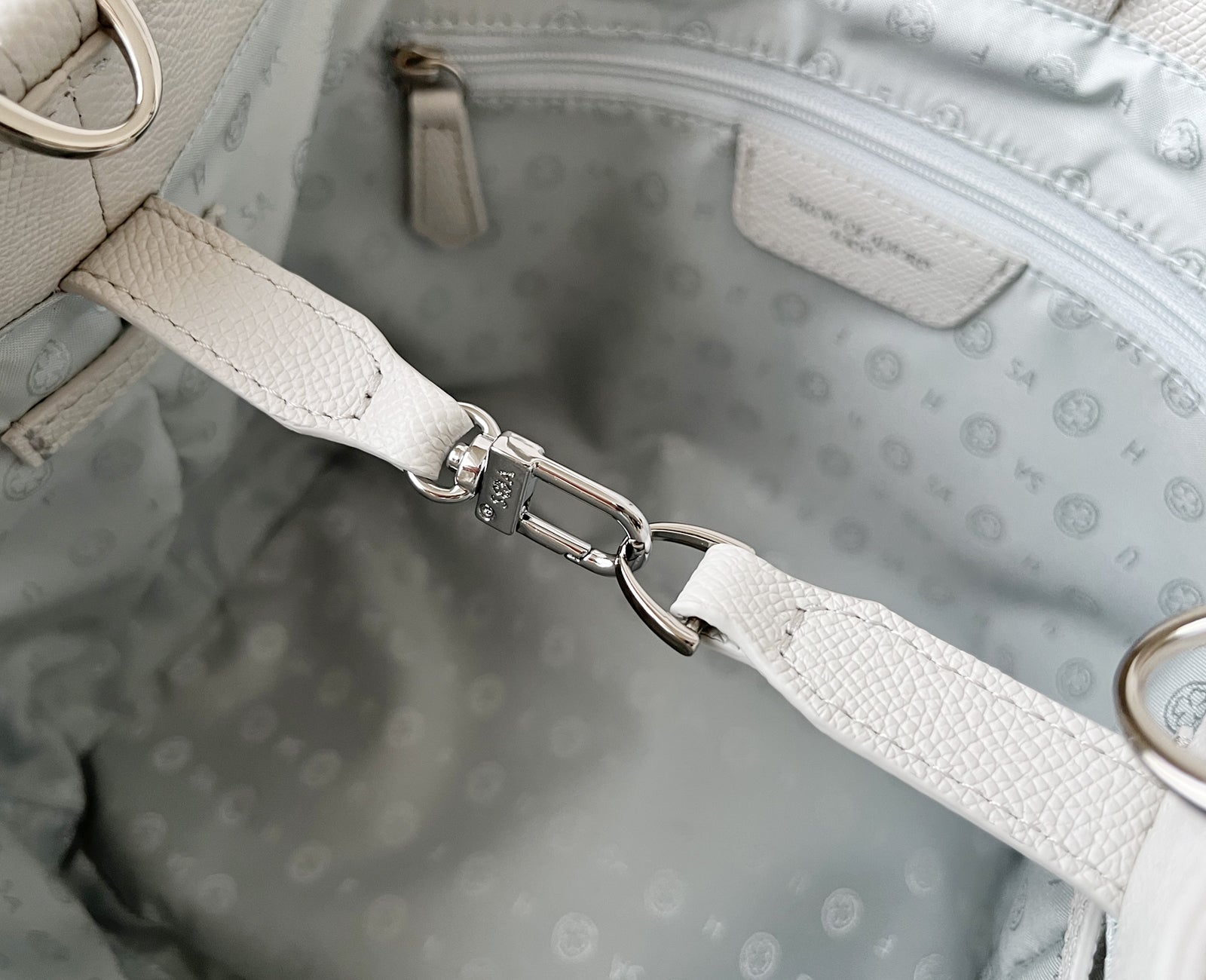 サイド金具で叶える、2WAYフォルムアレンジ。