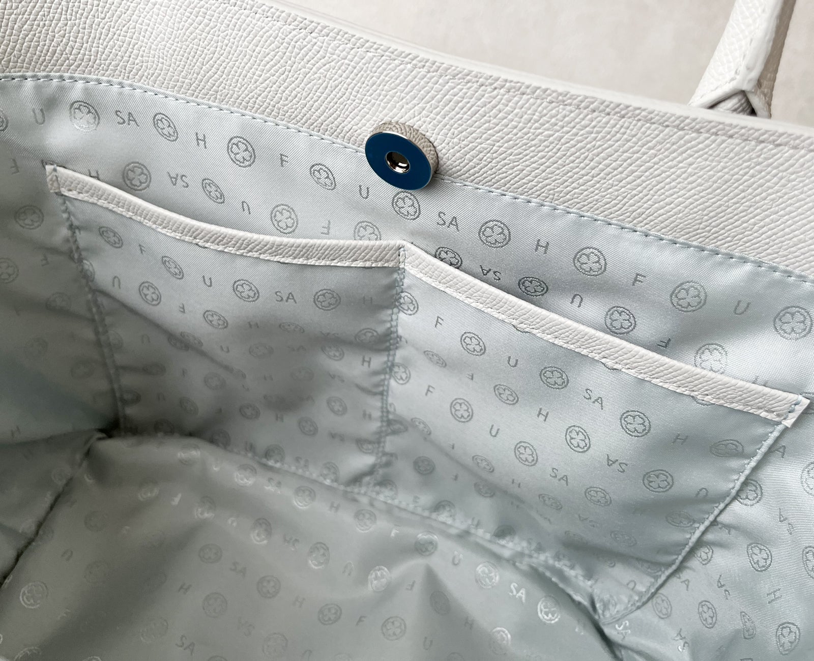日常使いに嬉しい、実用的なオープンポケットを2箇所装備。