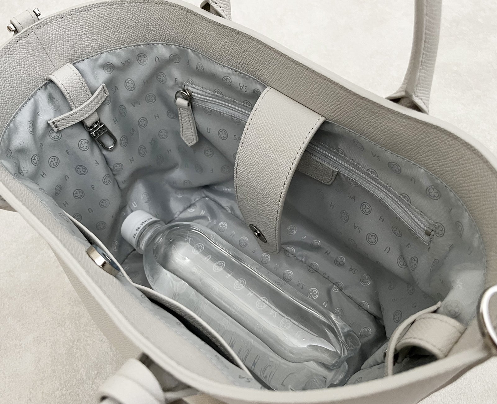 長財布や500mlボトルを横向きで収納可能な実用設計。