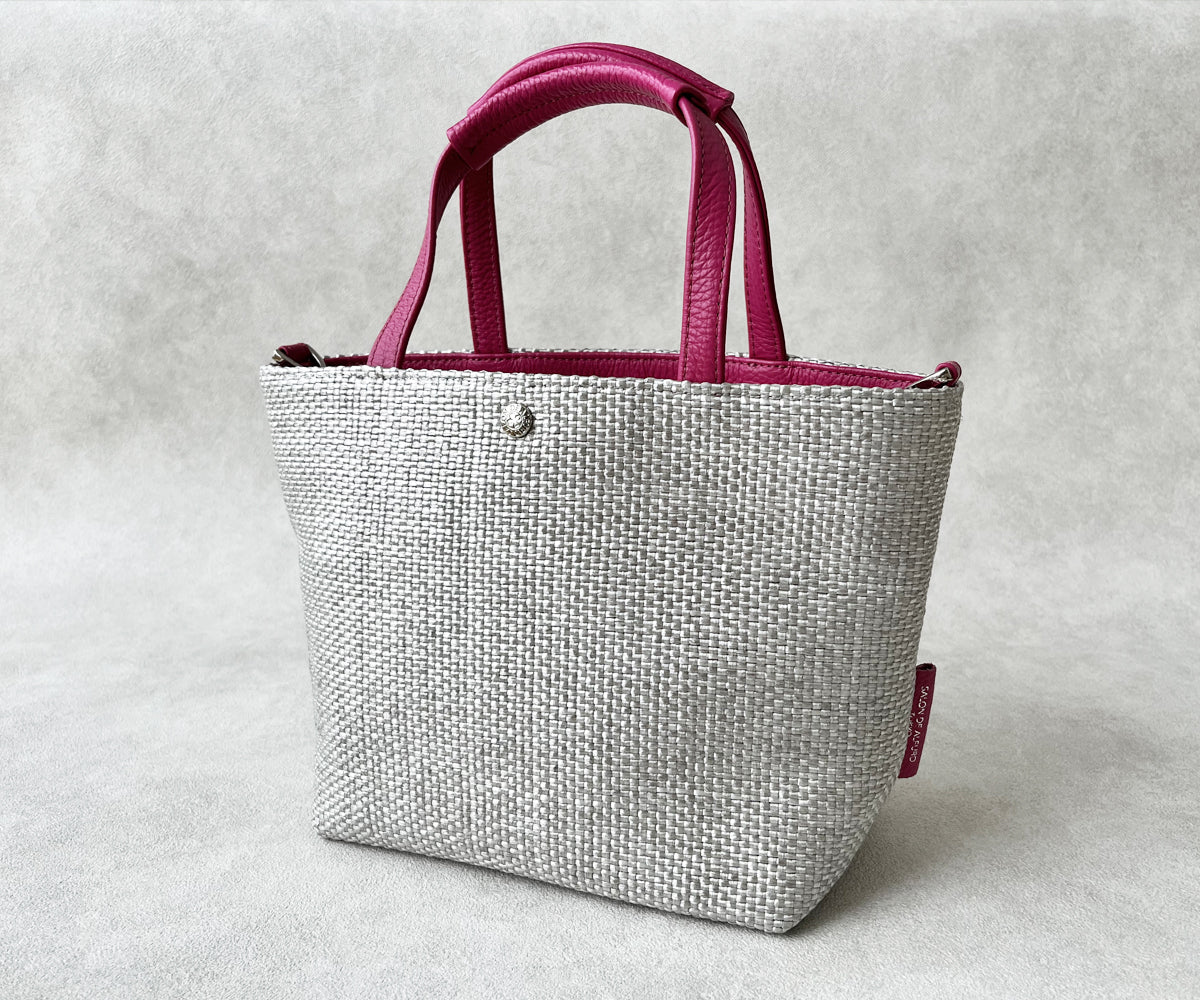 バッグ本体とハンドルのバイカラーが美しいコントラストを描き、洗練されたエレガンスを引き立てます。