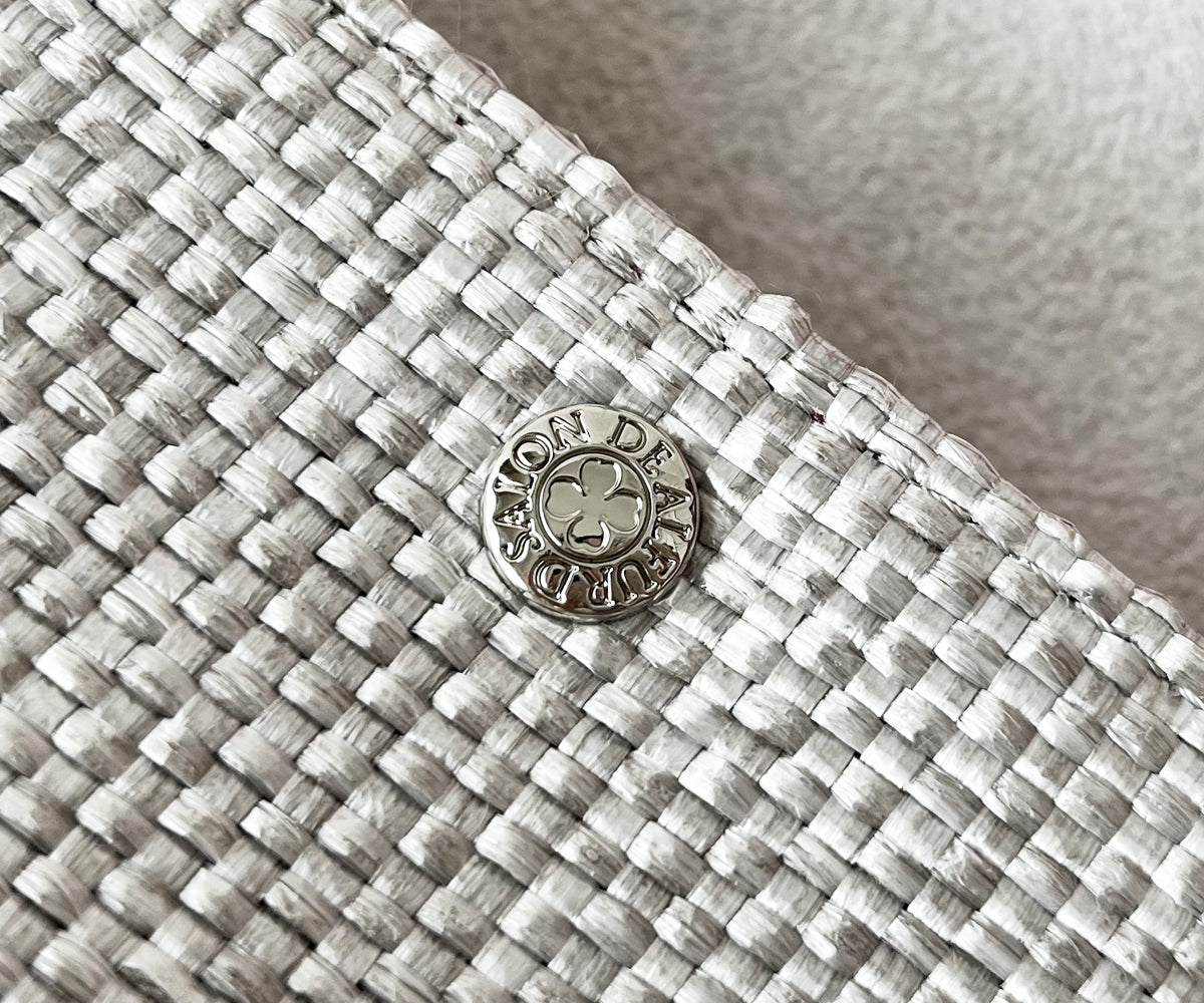 間口のスナップボタンには四つ葉のクローバーをあしらい、さりげない幸福感と上質なアクセントを添えました。