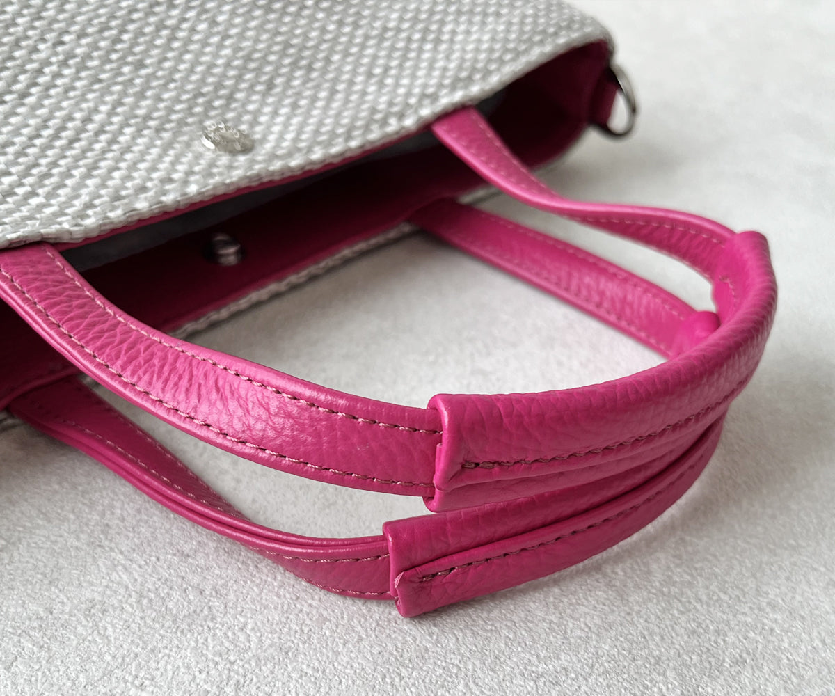 ハンドルは手に触れる部分をレザーの二重仕立てに改良。耐久性と安定感を高め、手に吸い付くような上質な持ち心地を実現しました。