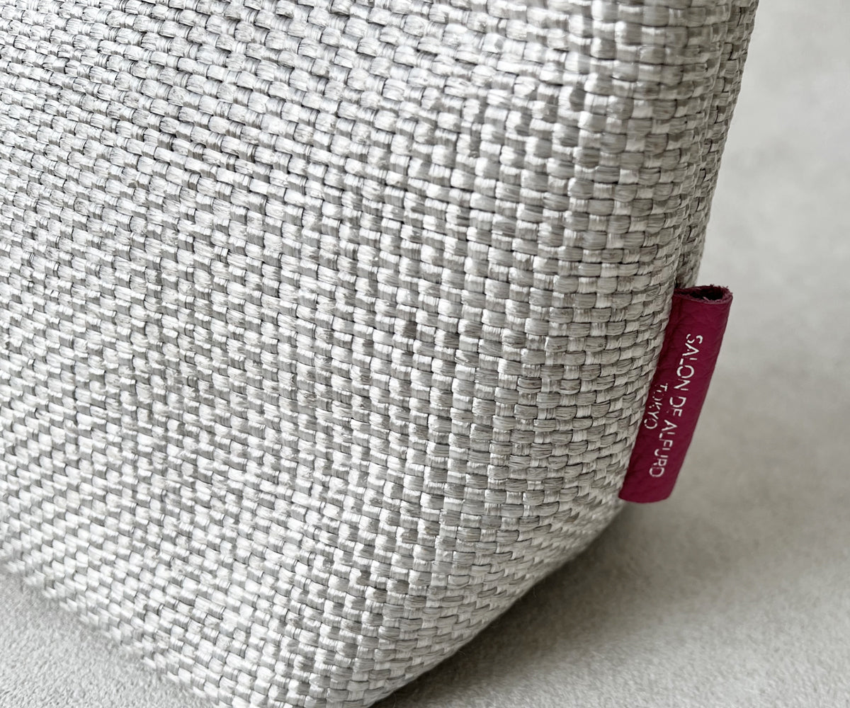 シルクのような艶と繊細な織りが美しいスペイン製素材を採用。タグにはさりげなく箔押しのブランドネームを添え、上質感を際立たせます。