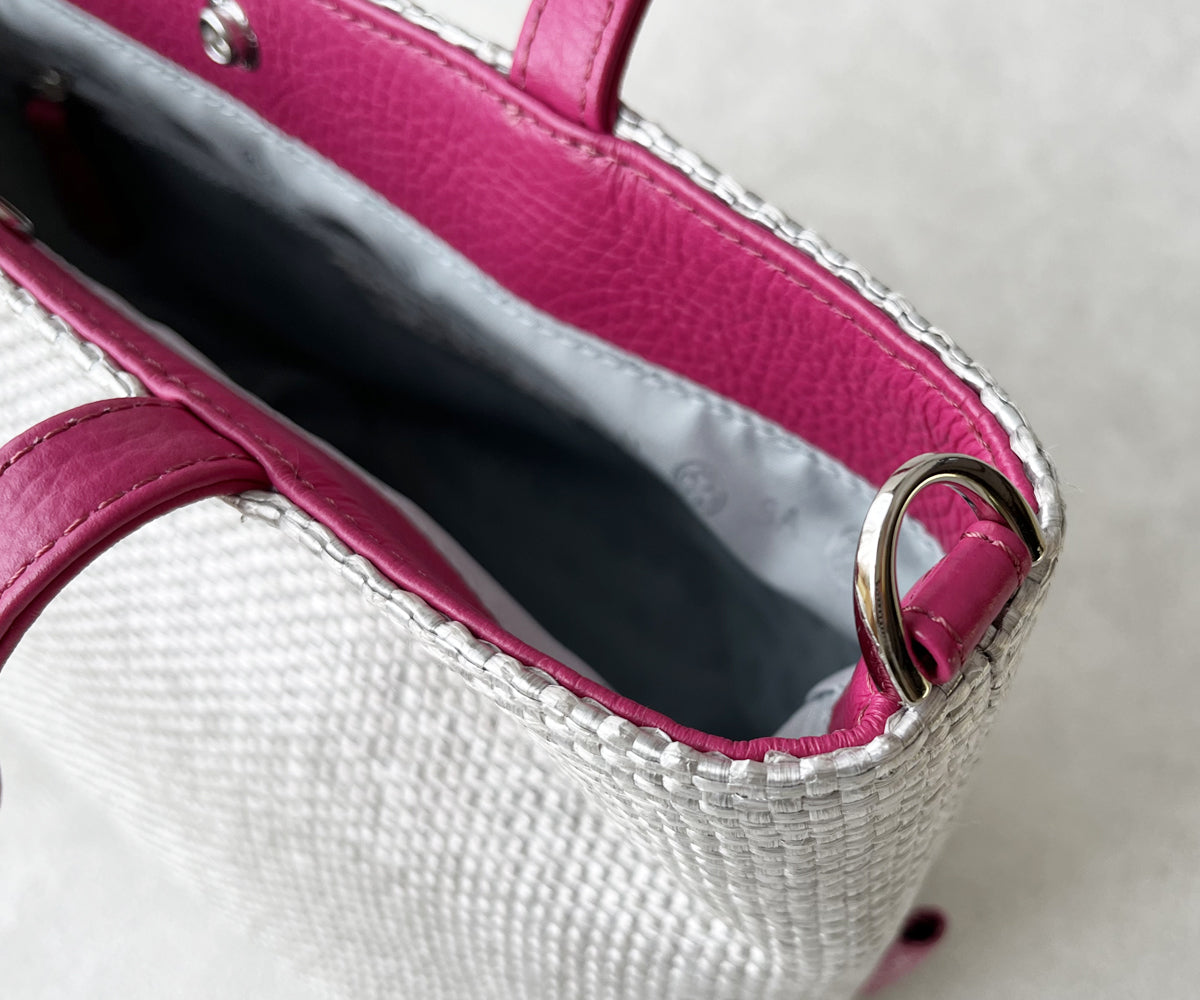 両端の金具にお手持ちのストラップを装着すれば、ショルダーとしても楽しめる2WAY仕様に仕上げました。