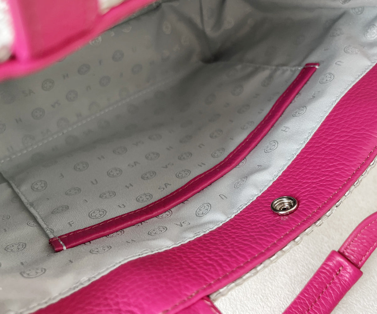 スマートフォンやミニ財布が収まるオープンポケットを備え、機能美と上質な使い心地を両立しました。