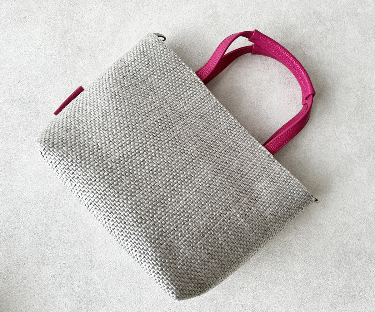 精緻に編み上げたラフィア調素材が、洗練と気品を纏うエレガントな佇まいを演出します。