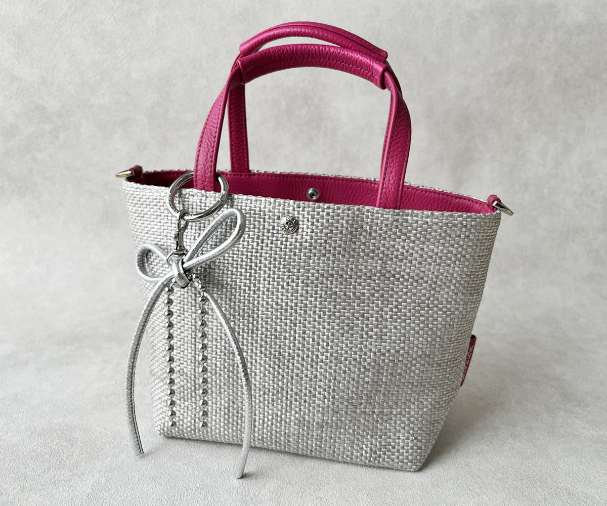 お気に入りのバッグチャームを添えて、装いにさりげない華やぎを。※バッグチャームは別売りです。