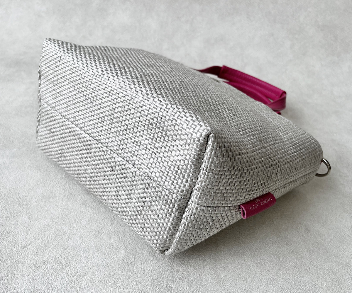 約12cmの安定感ある底マチが優れた収納力を支え、実用性と美しいフォルムを両立します。