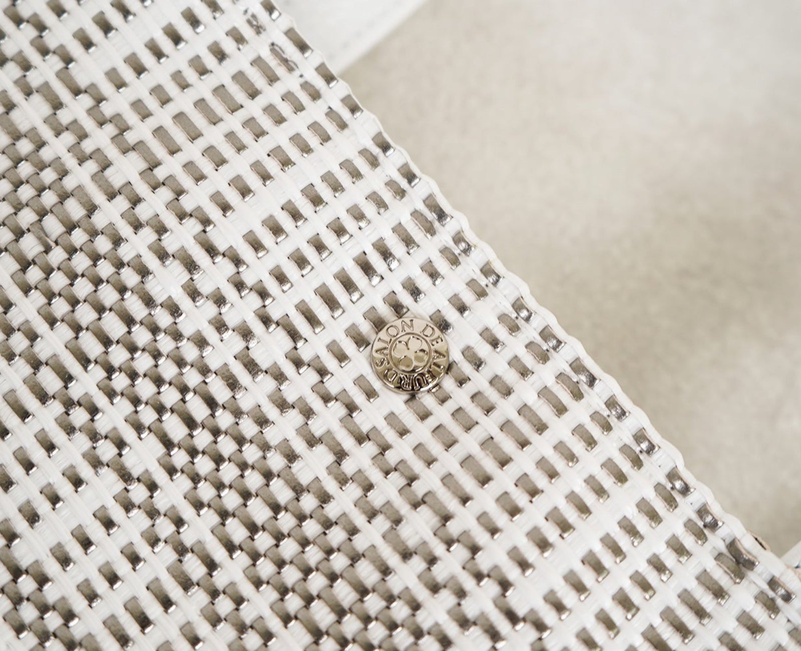 幸運の象徴・四つ葉のクローバーをあしらったオリジナルボタン