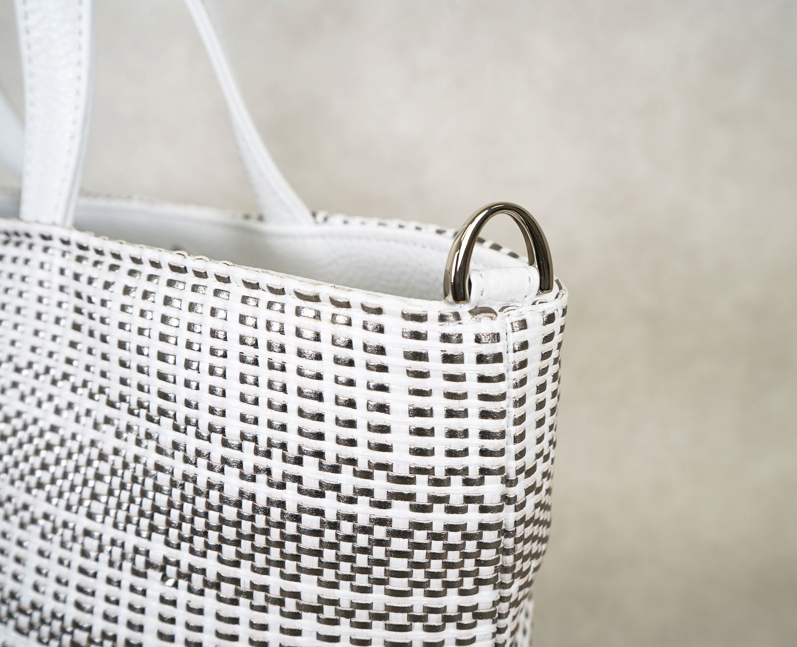 別売ストラップ装着でショルダーバッグにも