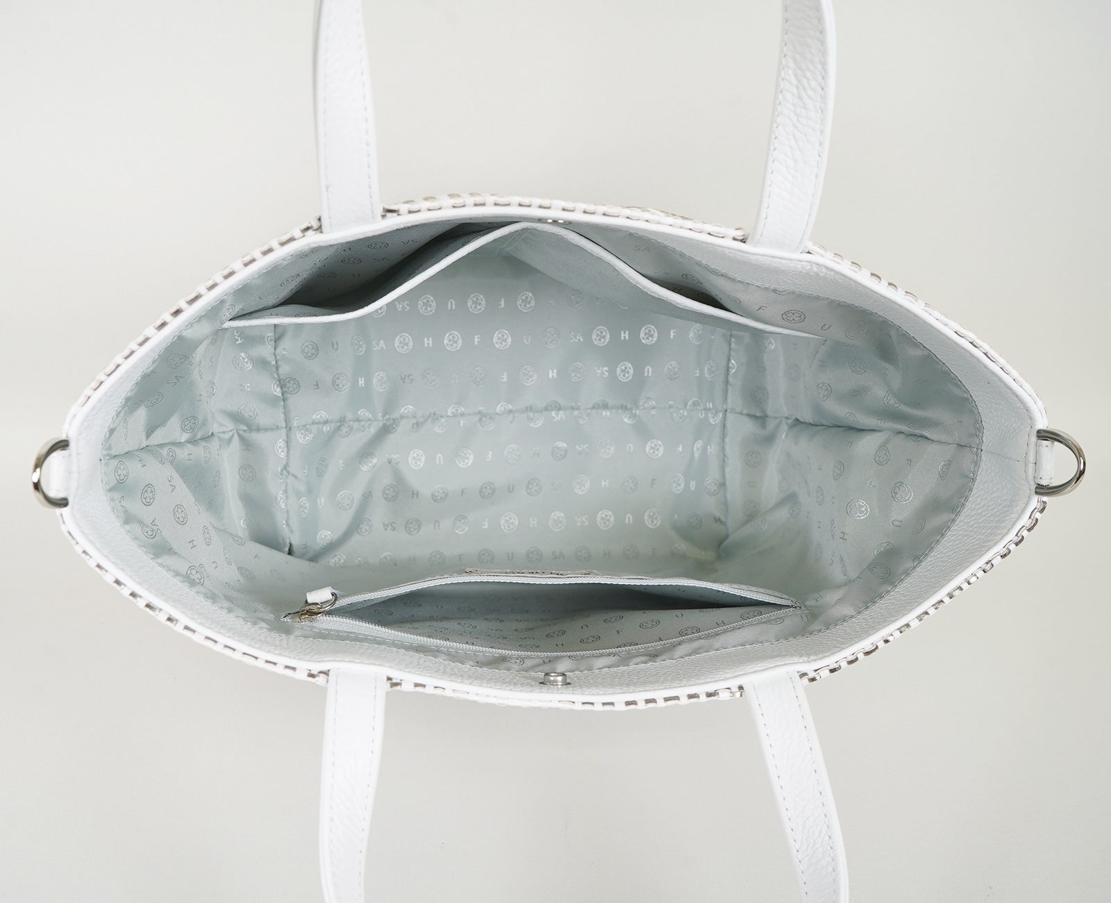 貴重品は安心のファスナーポケットへ。スマホや小物はさっと取り出せるオープンポケットに。