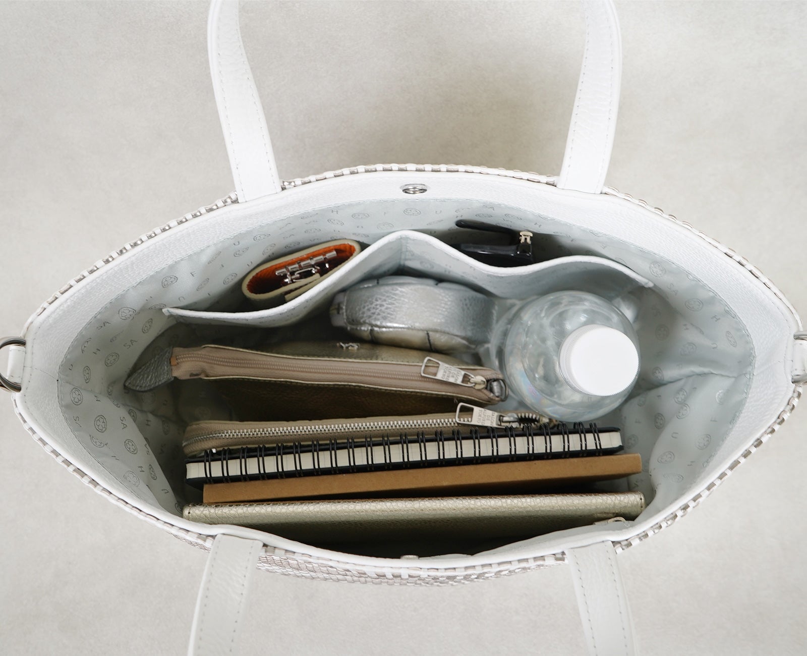 B5が横にすっぽり入り、スナップは閉まりませんがA4も収納可能。ペットボトルや長財布、ポーチなど毎日のお出かけに必要な荷物が入る大容量。