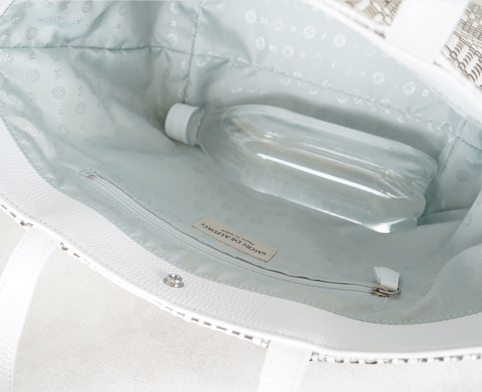 500mlボトルは縦でも横でも入るサイズ感。荷物に合わせてすっきり収納できます。