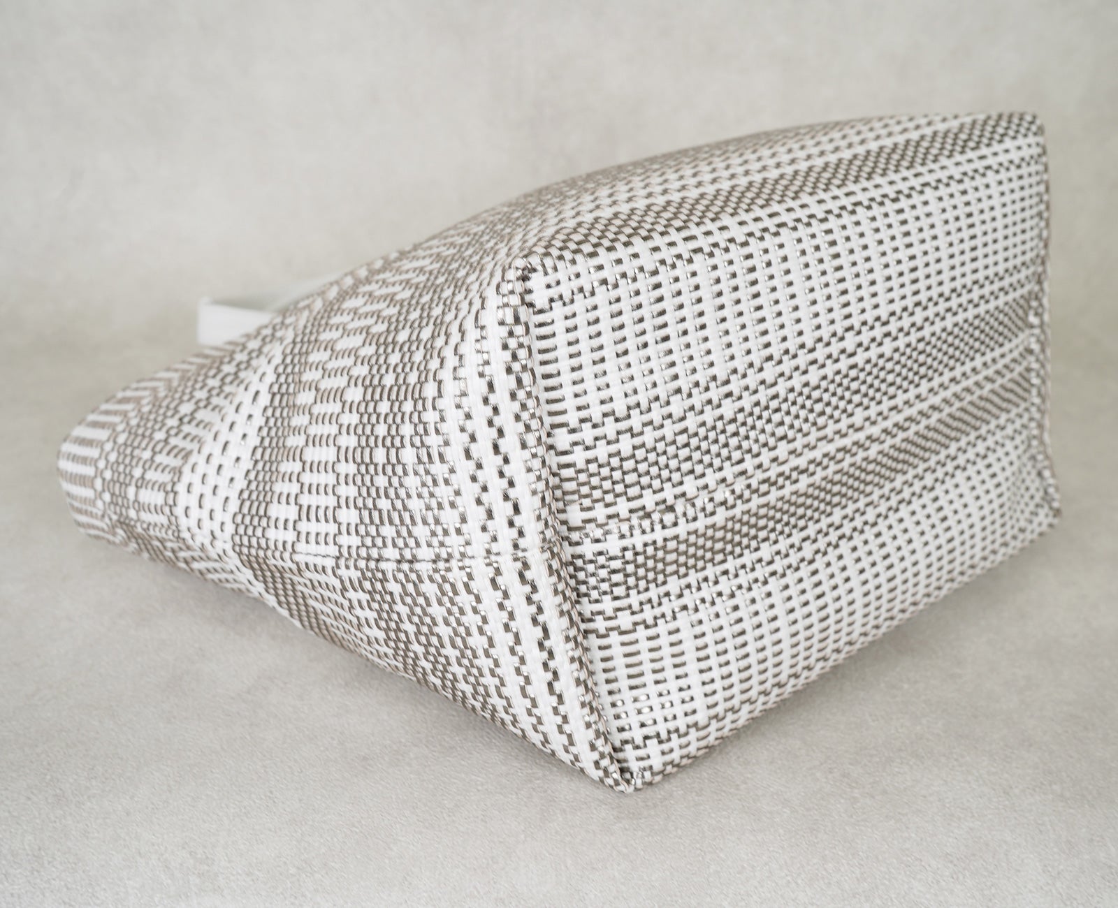 すっきりと軽やかな印象でありながら、約16cmの底マチでゆとりの収納力。