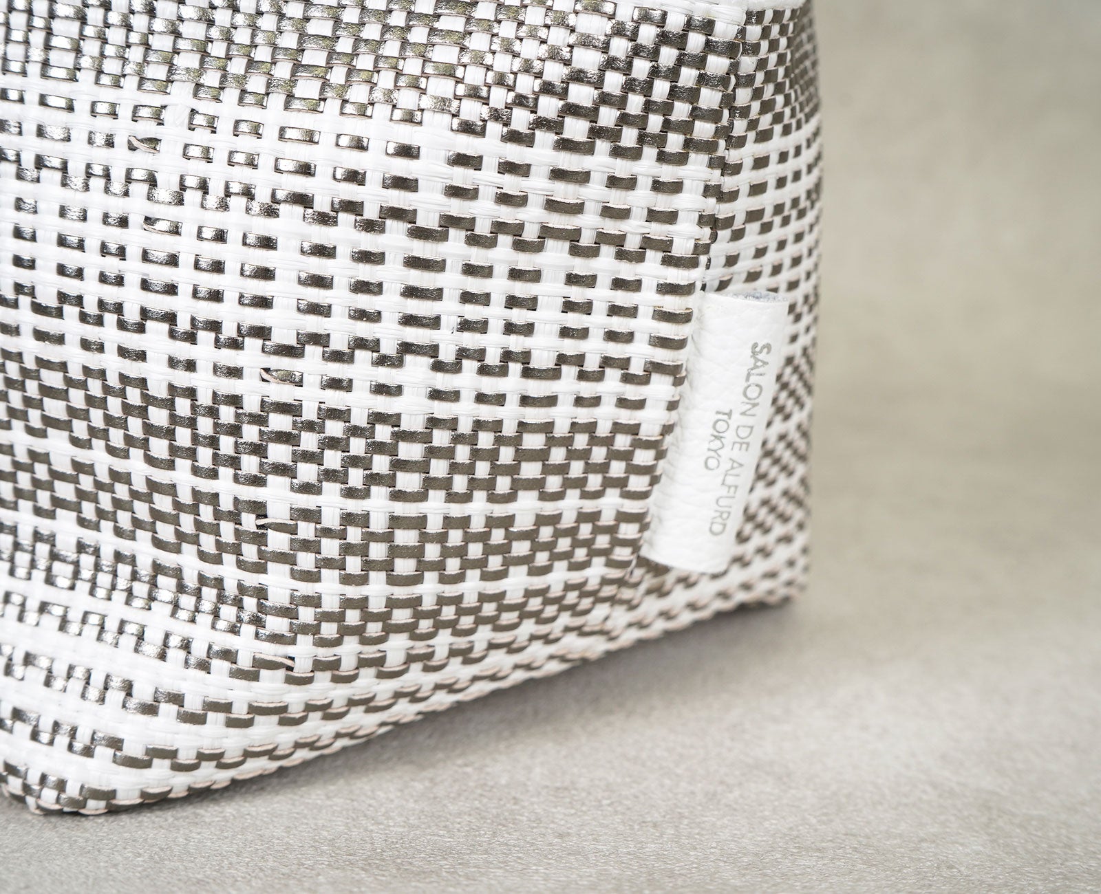 サイドには、イタリアンレザーに「SALON DE ALFURD」のロゴを刻んだタグを添えました。