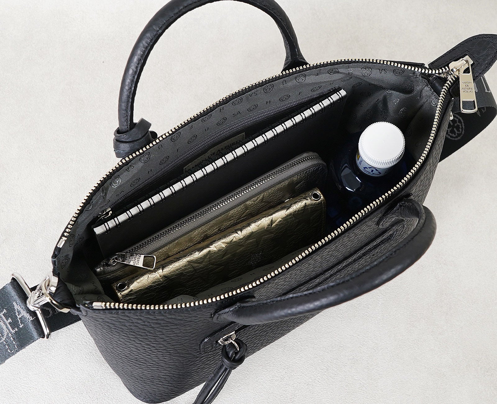 見た目以上の収納力。長財布からA5サイズまで、日常の必需品をスマートに美しく