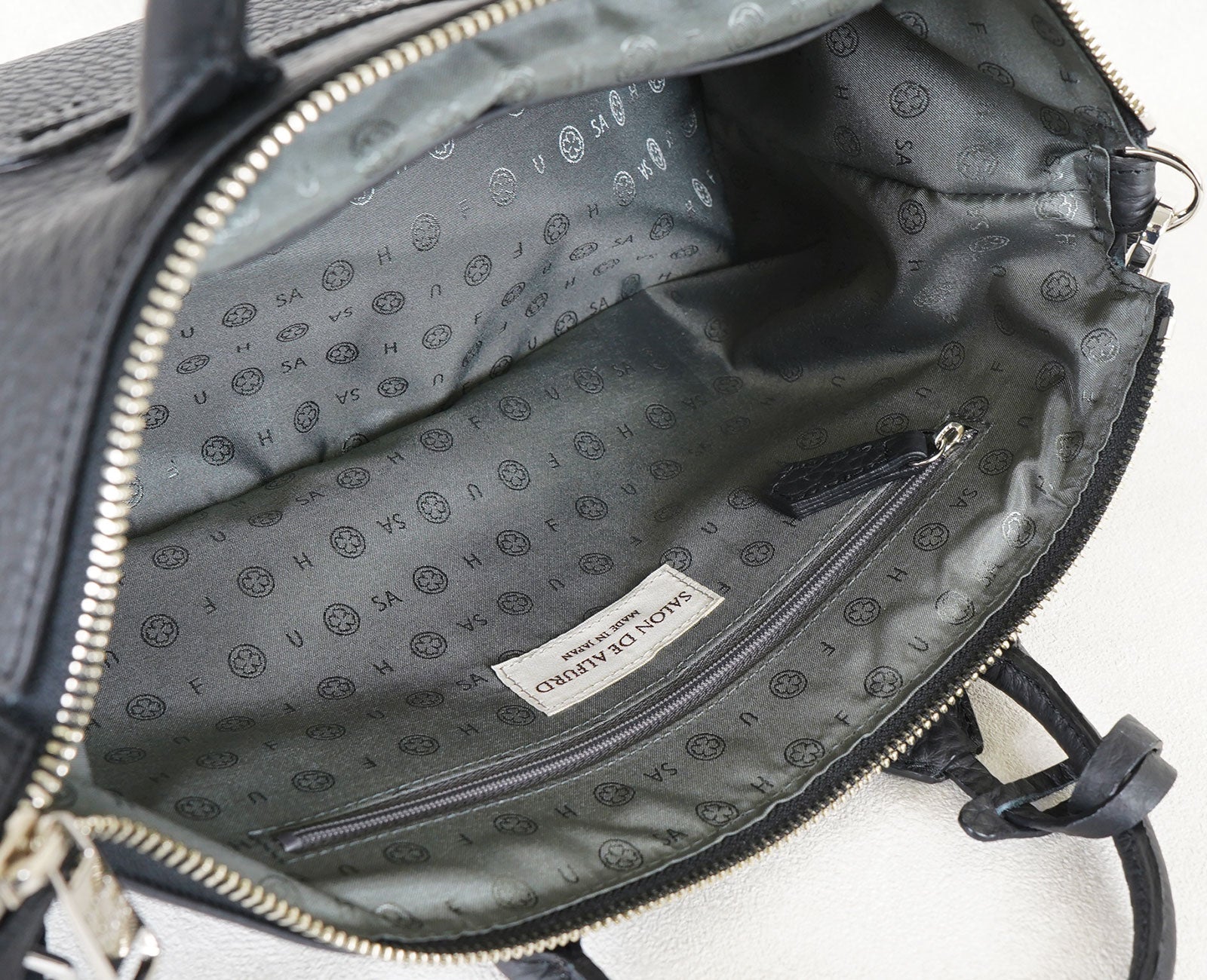 バッグを開けるたび、心に幸せの予感を。四つ葉のクローバーをあしらった、特別なオリジナル裏地