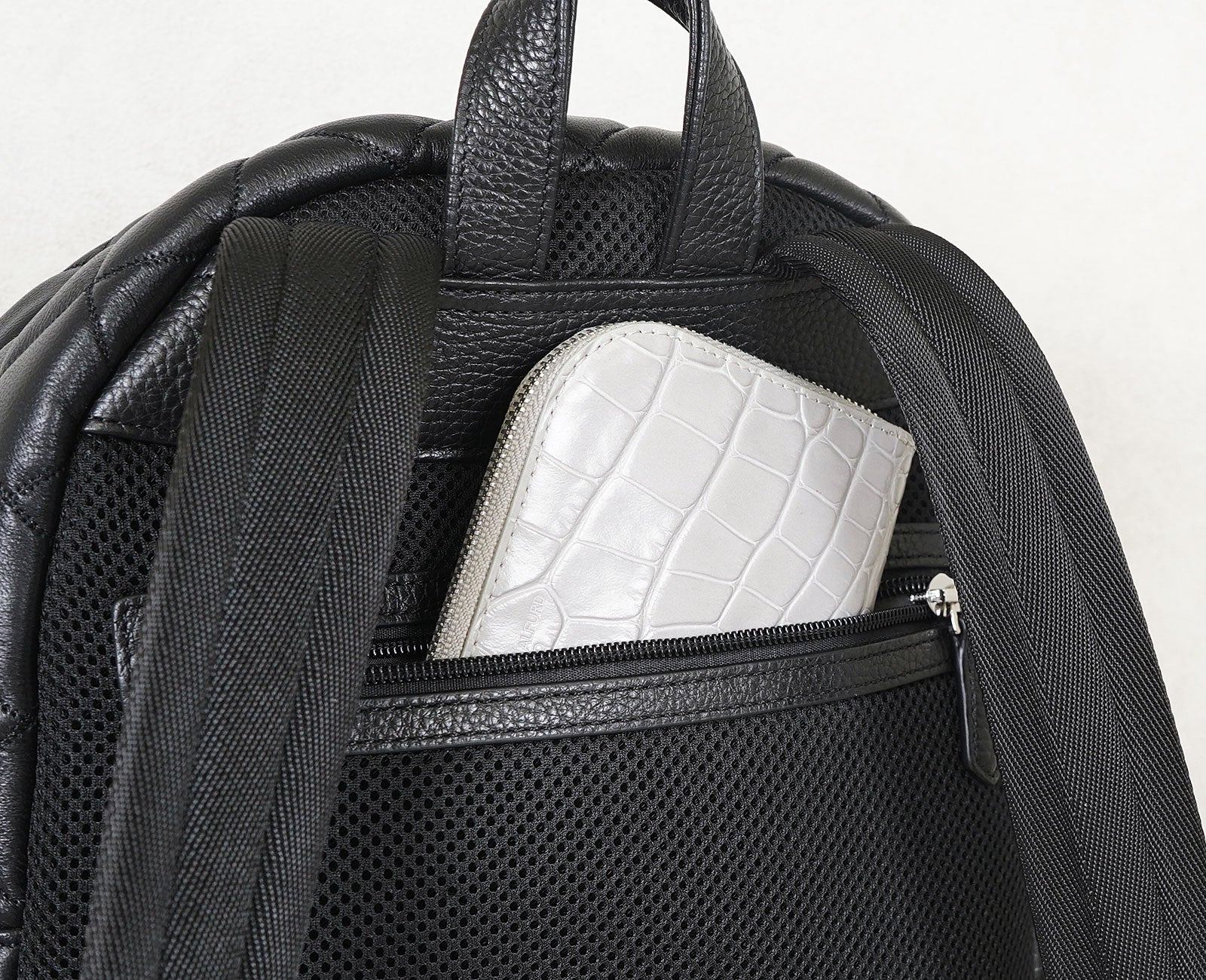 背面にもファスナー付きポケットを配置し、
貴重品などをさりげなく収納できる設計に。
実用性を高めた、隠れた便利なポイントです