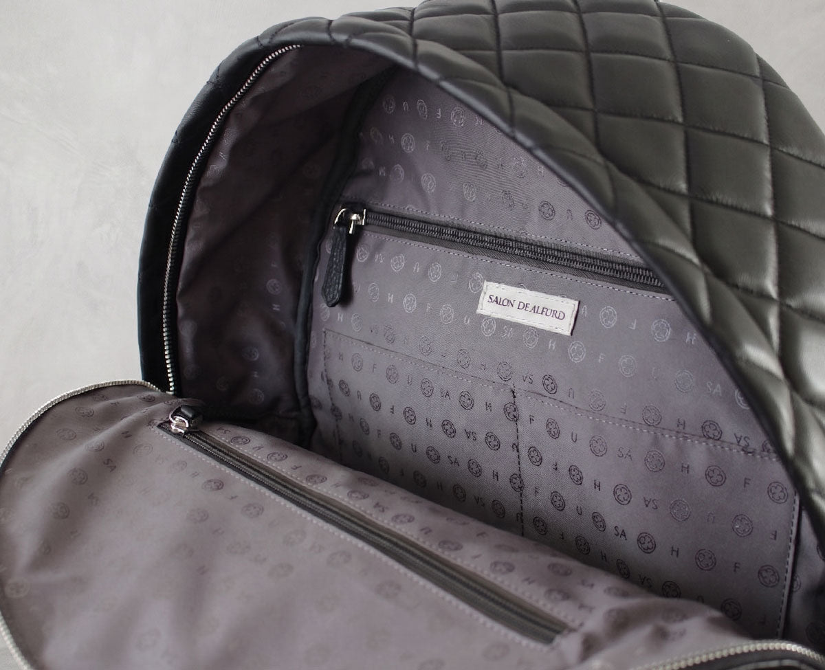 内側は、開くたびに気持ちが上がるように、「HAPPY FOR YOU」の想いを込めたオリジナルデザインを施しています。