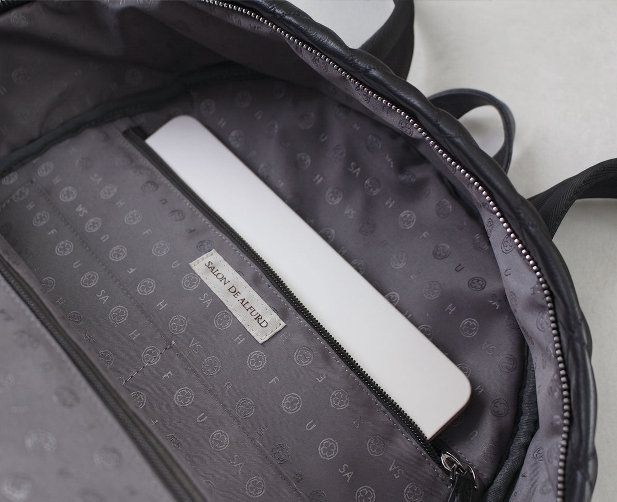 ファスナー付きポケットはふっくらとした素材。タブレットやノートパソコンなどを安定して収納できます。（※13インチのノートPCの場合はファスナーは閉まりません）