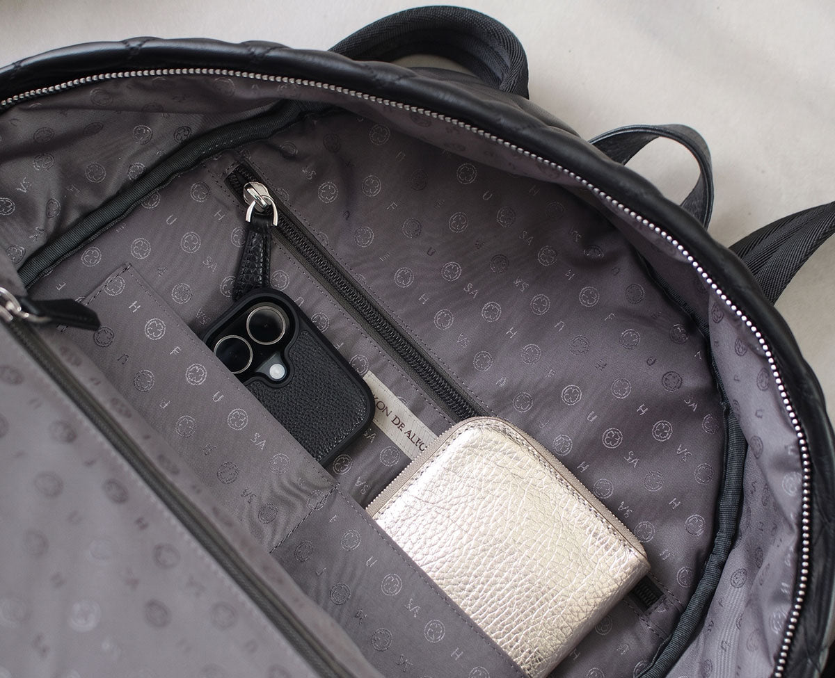 使いやすいオープンポケットを2つ備え、財布やスマートフォンの迷子を防ぎます。