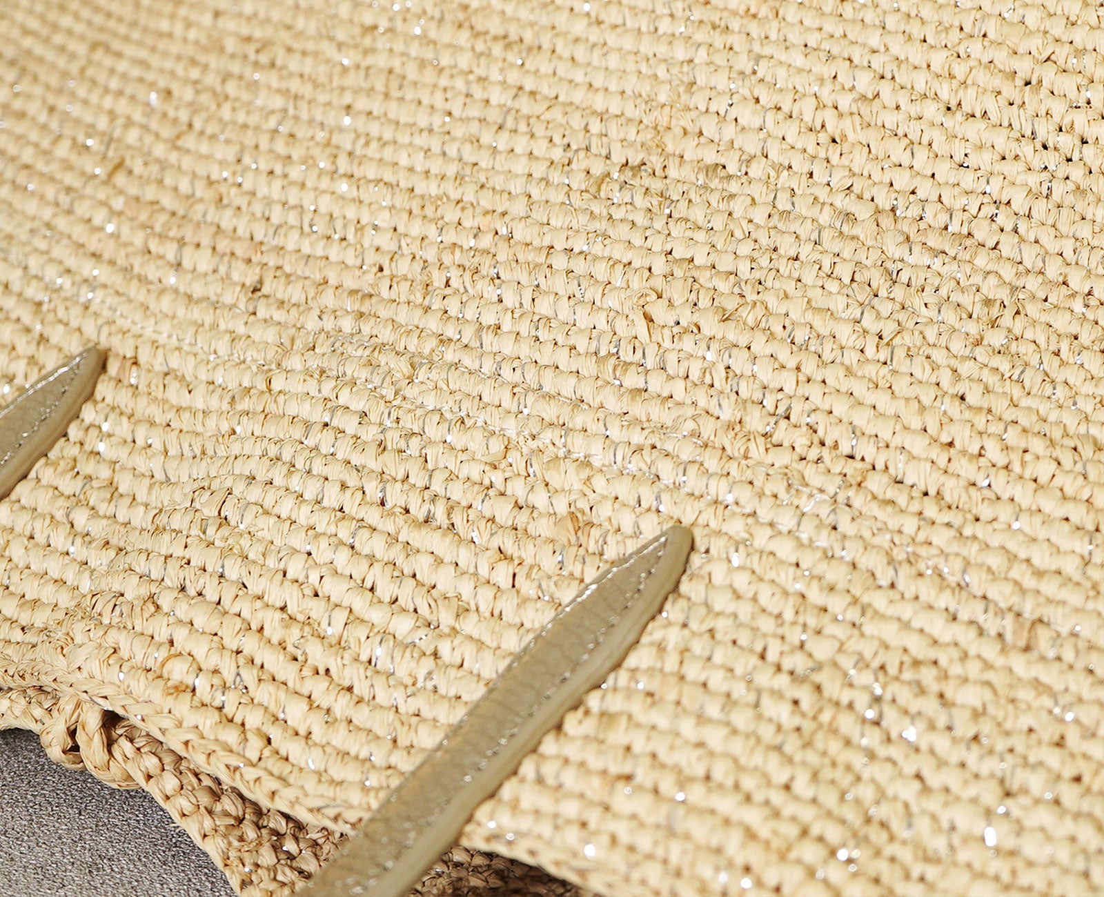 マダガスカル産ラフィアに繊細な金糸を織り交ぜた、さりげない華やかさ