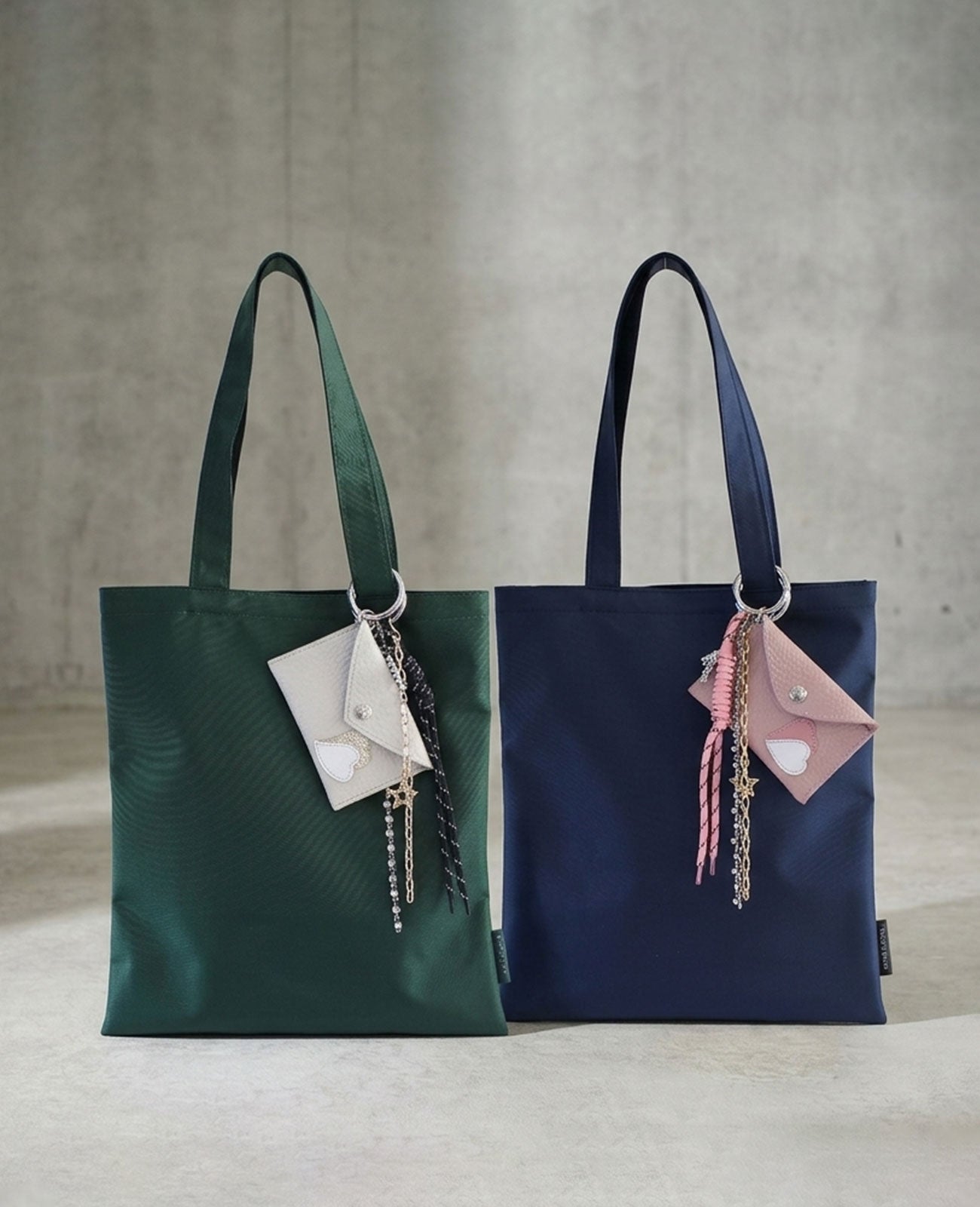 左：アイボリー、右：ピンクベージュ（※トートバッグは別売です）