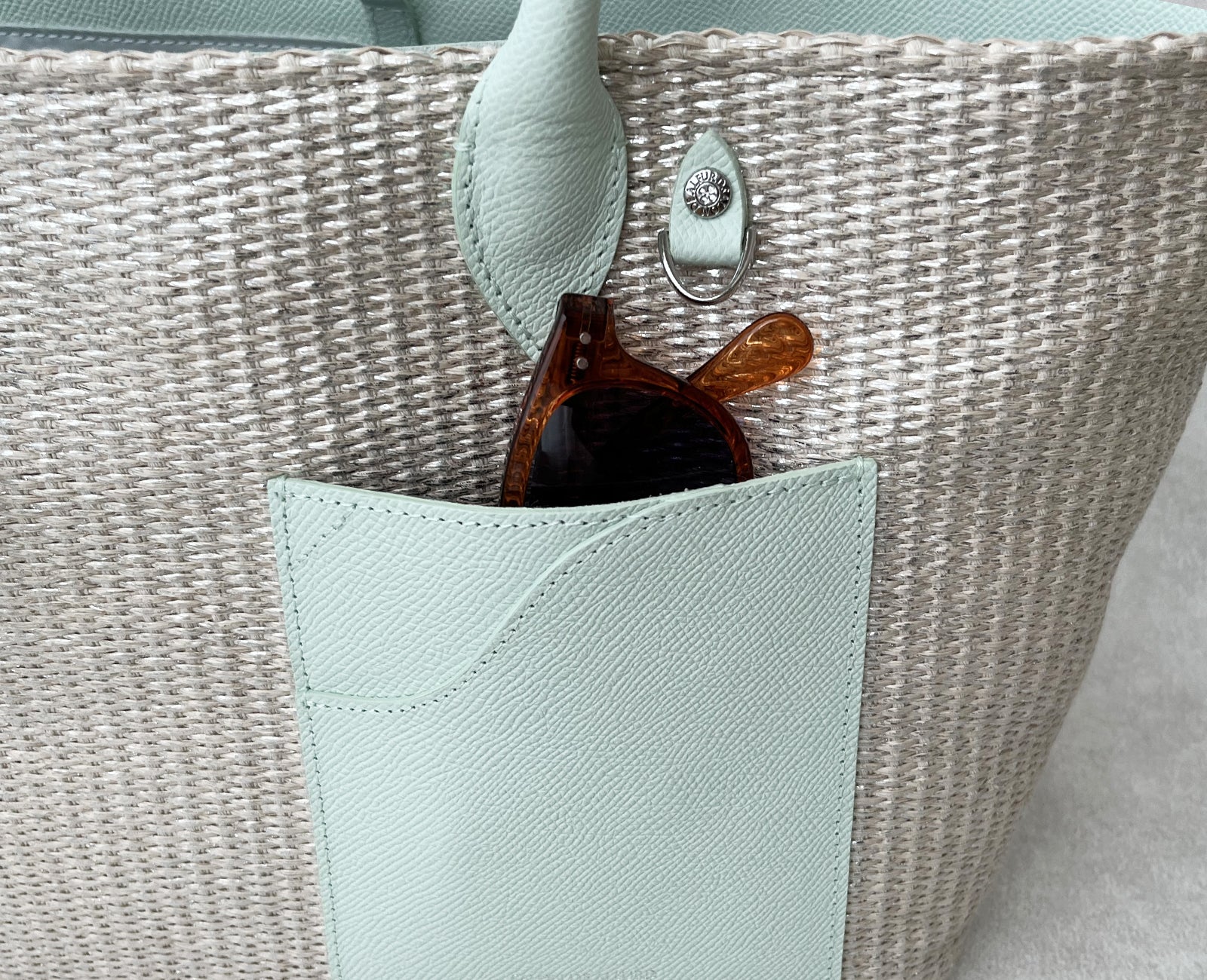 サングラスも収納できます。※写真はイメージです。サイズ・形状により収納できない場合があります。