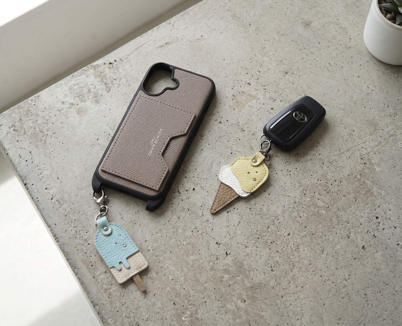 リングを取り外せば、スマートフォンチャームやキーホルダーとしても。気分やシーンに合わせて、多彩な楽しみ方が広がります。※スマホケースは別売り。画像はイメージです。（AI生成を含む）