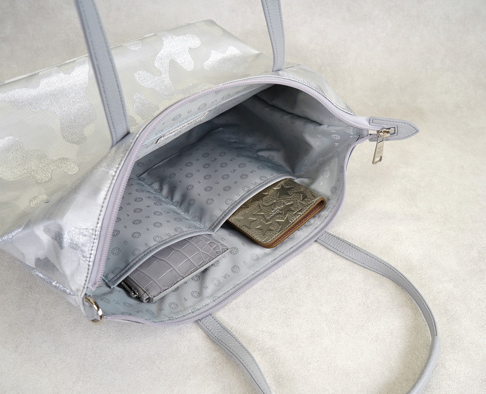 逆サイドには、オープンポケットを2箇所ご用意。小物を入れておくのにおすすめです。